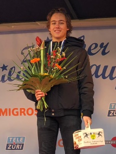 Zuercher Silvesterlauf 2018 Siegerpodium U18 Yannic Wild Platz 1
